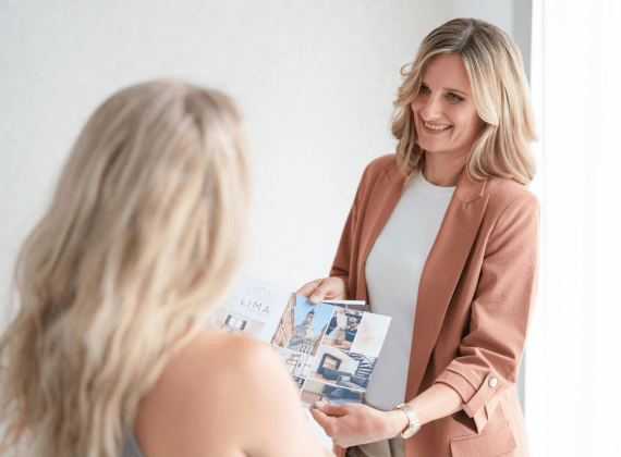 Doreen bespricht Website-Entwürfe mit einer Kundin
